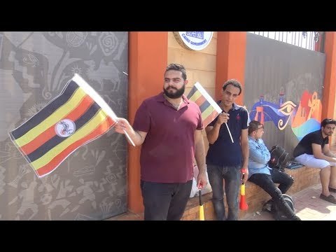 أحمد يبيع أعلام القارة السمراء أمام استاد القاهرة الأفارقة حبايبنا
