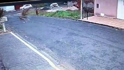 Quarteto se aproveitou do momento de 'banho de sol' e pulou a muralha da unidade; na fuga, levaram duas armas. Um deles ainda está foragido