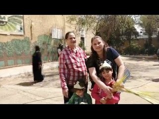 بزي المدرسة واللفة  أمهات يصطحبن أطفالهن للمشاركة في الاستفتاء