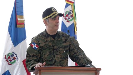 Abinader vestido de chamaco y gorra militar almuerza con guardias frontera