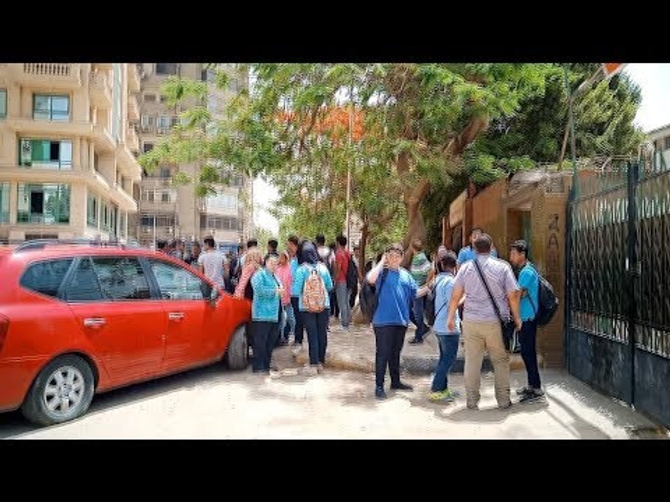 طلاب أولي ثانوي يشكون مادة الجغرافيا ويؤدون الامتحان بالتابلت