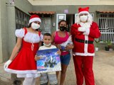 Três crianças ganham presentes de Papai Noel em Cajazeiras durante ação da TV Diário do Sertão