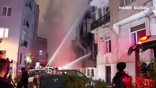 Beyoğlu'nda 2 katlı ahşap bina alev alev yandı