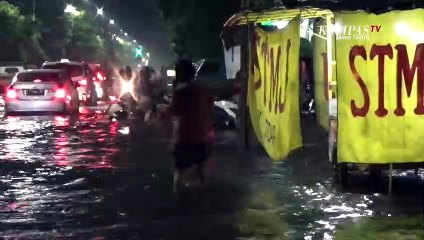 Hujan Deras Surabaya Banjir dan Macet Total
