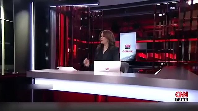 Antalya'daki fırtınayı değerlendiren muhabir, canlı yayında zor anlar yaşadı