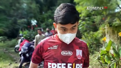 Pakai Jersey Persis Solo, Wali Kota Gibran Blusukan Bagikan Sertifikat Tanah Gratis ke Warga