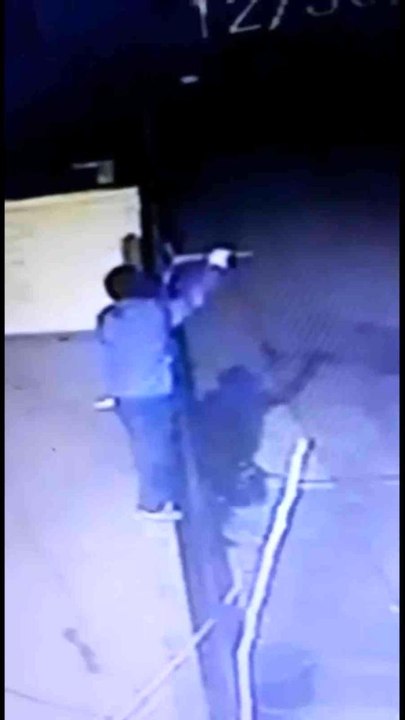 Batman'da duvardan tırmanan hırsız internet kablosunu çaldı