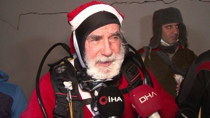 Kadıköy’de Noel baba sokak hayvanları için denize daldı