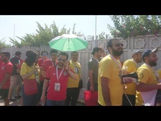 بـ شمسية وكاب ومروحة.. جماهير أمم أفريقيا تواجه الحرارة أمام ستاد القاهرة