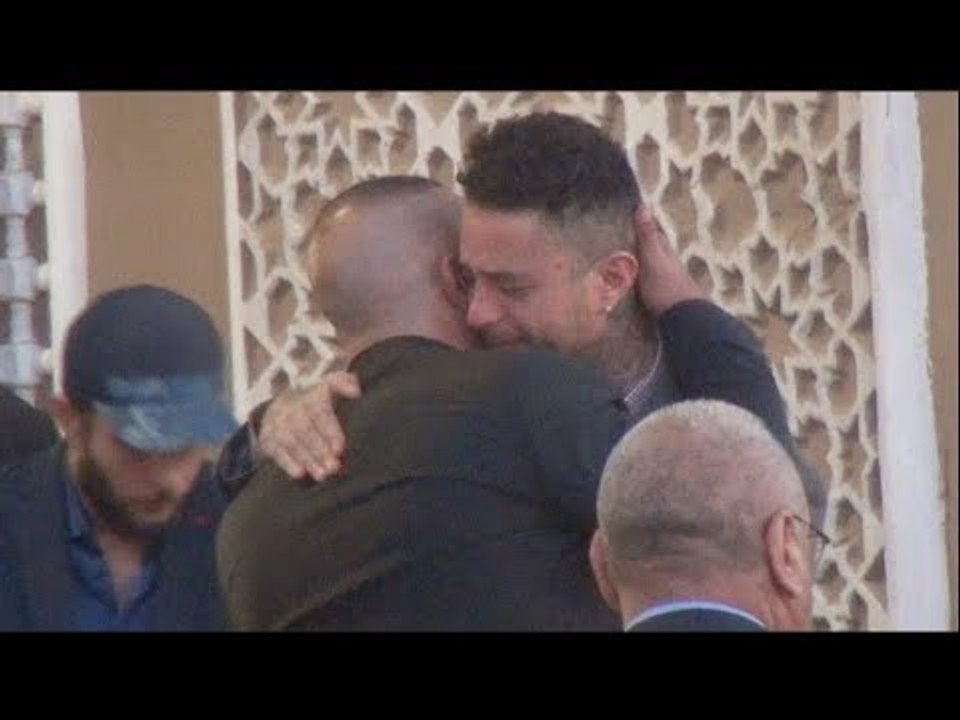 انهيار أحمد الفيشاوي من البكاء عند رؤية السقا في عزاء والده