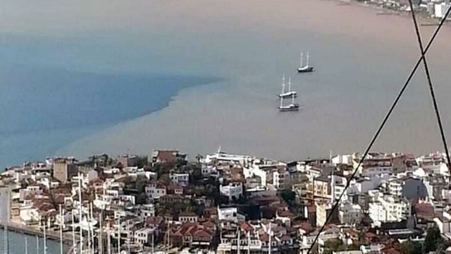 Marmaris’te denizin rengi kahverengi oldu