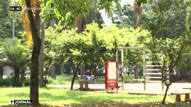 Já foram feitas imagens impressionantes usando drones, que agora também formam desenhos no ar e até substituem fogos de artifício em festas.