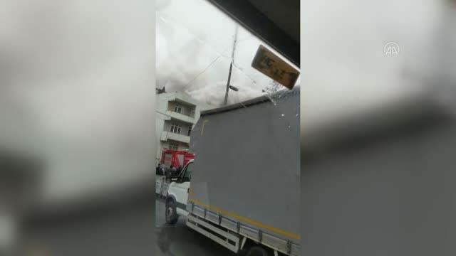 Bağcılar'da binanın çatı katında çıkan yangın söndürüldü