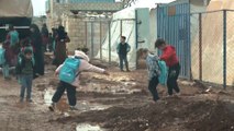الشتاء يضاعف معاناة الطلاب في مخيمات النزوح السورية