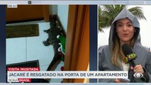 O morador de um condomínio no Rio de Janeiro recebeu uma visita pra lá de esquisita. Deu de cara com um jacaré na porta do apartamento!