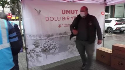 Küçükçekmece'de yılbaşı için vatandaşlara özel gıda paketi dağıtıldı
