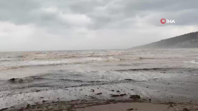 'Kırmızı Kod' uyarısı verilen Finike'de deniz kahverengiye döndü