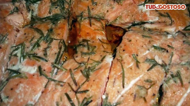 Salmão assado com molho de maracujá