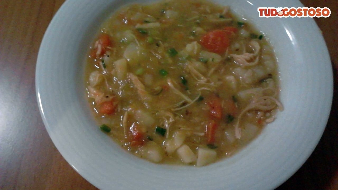 Sopa de frango desfiado com legumes