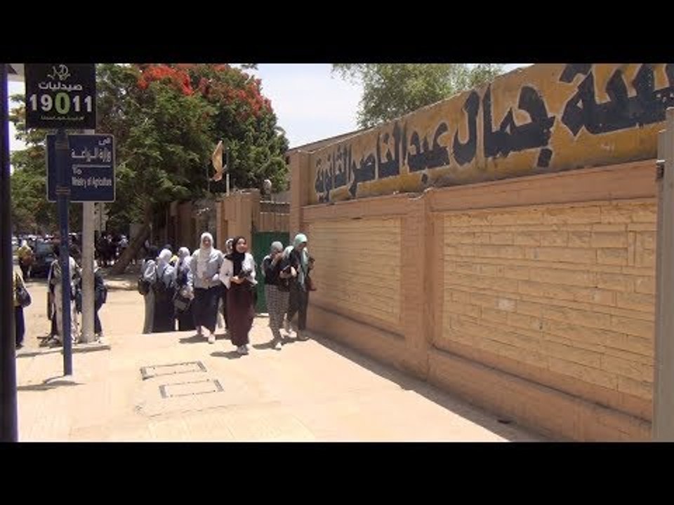 طلاب أولى ثانوي يؤدون امتحان الإنجليزية: سهل بس مش عايزين التابلت