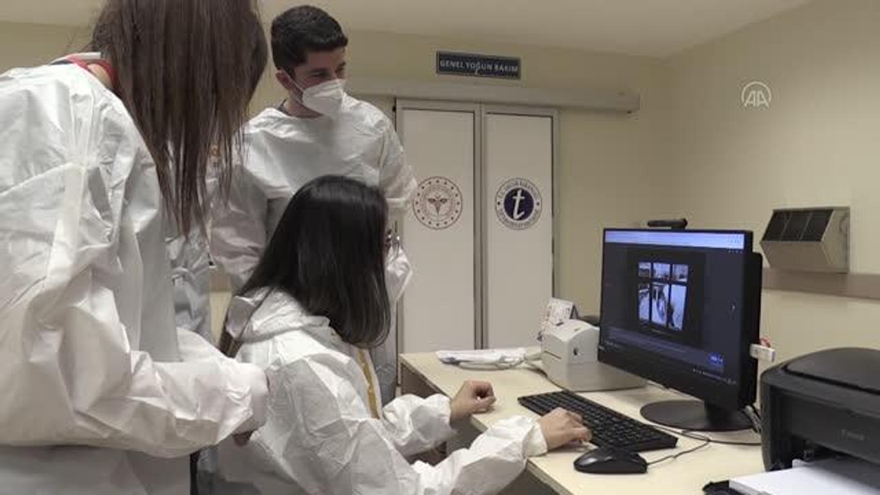 Sağlık çalışanları, AA'nın "Yılın Fotoğrafları" oylamasına katıldı