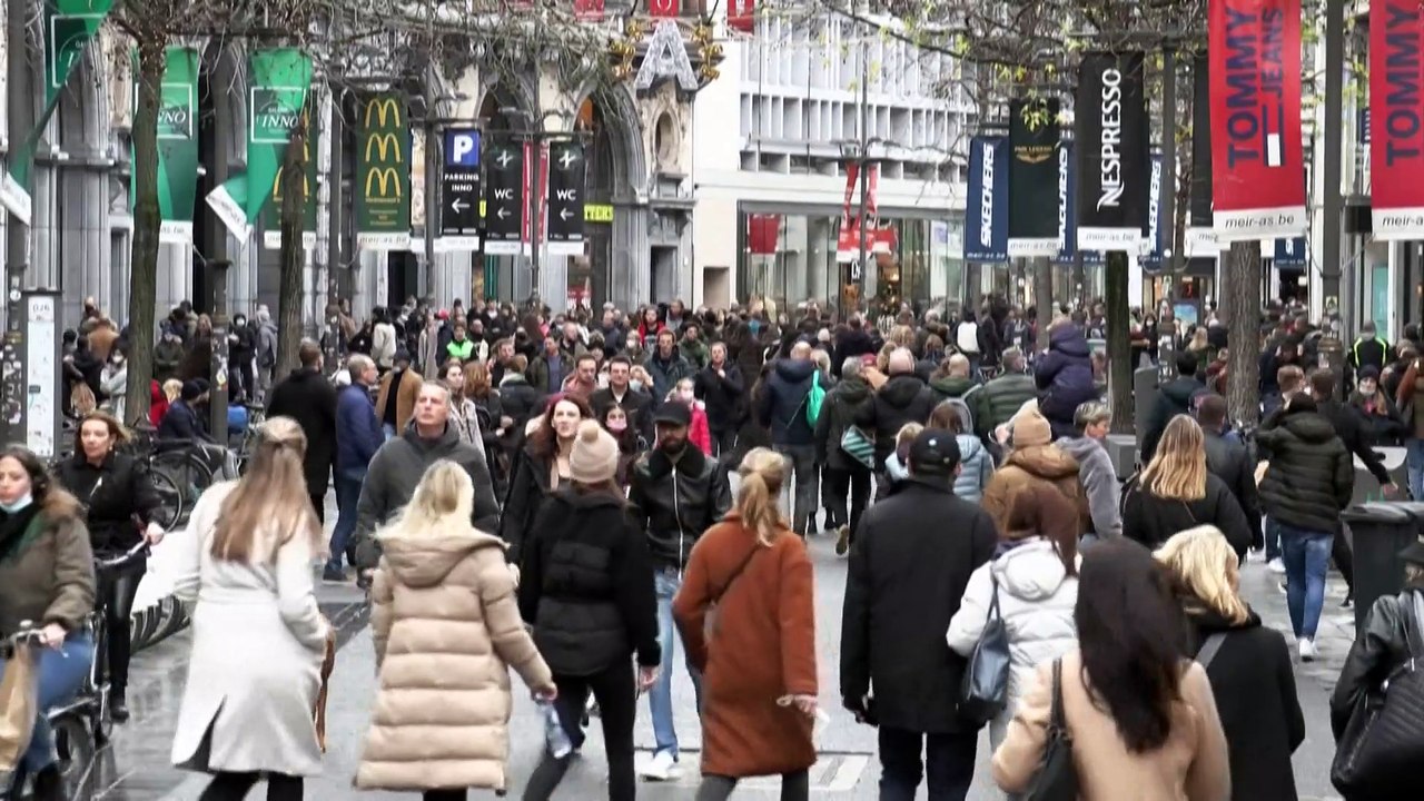 Quand les Néerlandais se ruent dans une Belgique plus détendue face au Covid