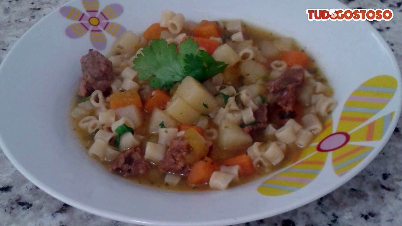 Sopa de macarrão, legumes e carne