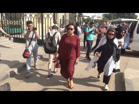 بالإسدال الأحمر هند صبري تشيع جثمان والدة يسرا بالسيدة نفيسة