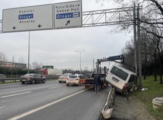 Bayrampaşa'da kontrolden çıkan kamyonet bariyerde asılı kaldı