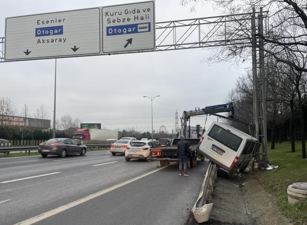 Bayrampaşa'da kontrolden çıkan kamyonet bariyerde asılı kaldı