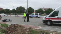 ÇANAKKALE - Bayramiç'te motosikletle otomobilin çarpışması sonucu 2 kişi yaralandı