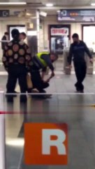 Retienen a un hombre en Plaça Catalunya