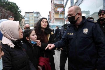 Son dakika haberi! Mahalleli yol kapattı, polis "Suç işlemeyin" diye uyardı