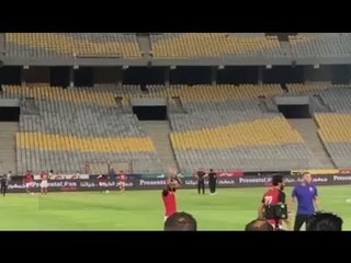 جماهير الأهلي تهتف: اللي يغور يغور عندنا حسام عاشور.. واللاعب يحييهم