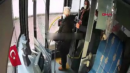 Tekerlekli sandalyesiyle cadde ortasında kalan kadını kaldırıma çıkardı