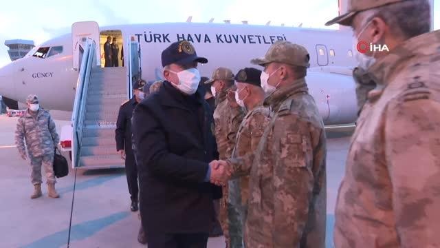 Milli Savunma Bakanı Akar, TSK komuta kademesi ile sınır hattında