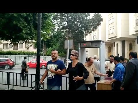 وصول سوسن بدر وميرفت أمين وكارول سماحة إلى عزاء والدة هالة صدقي
