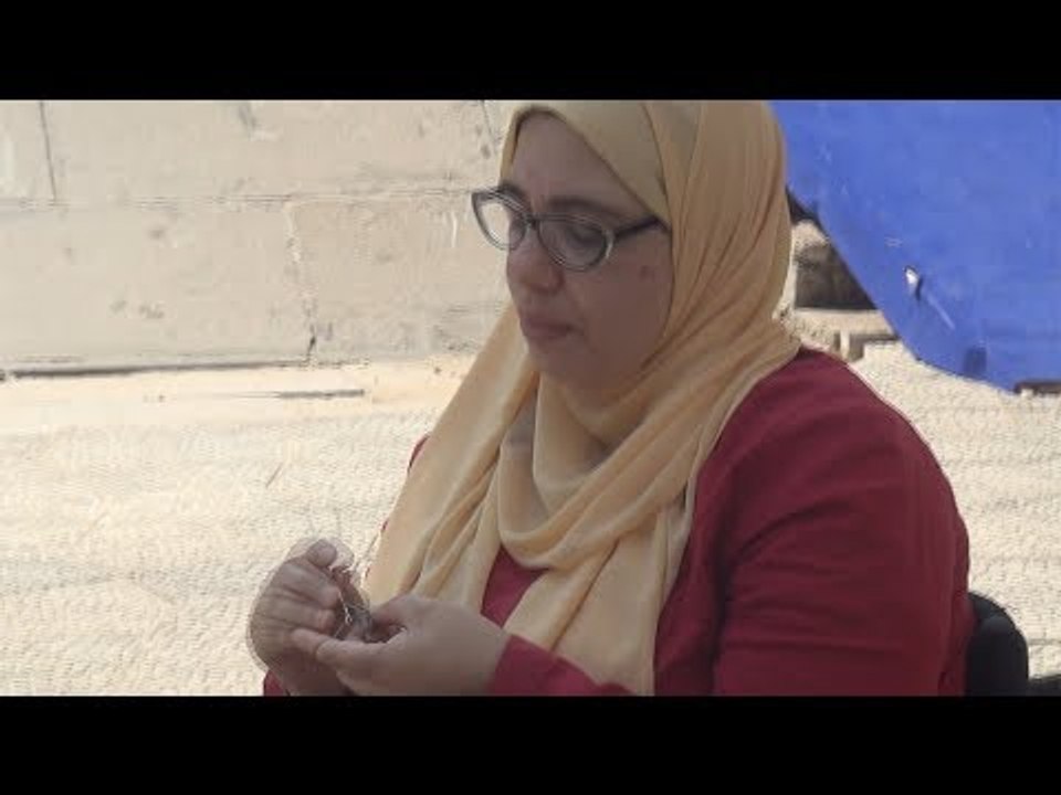 من مدرسة لفنانة كروشيه.. فاطمة تنسج المفارش والسجاد على الكرسي المتحرك