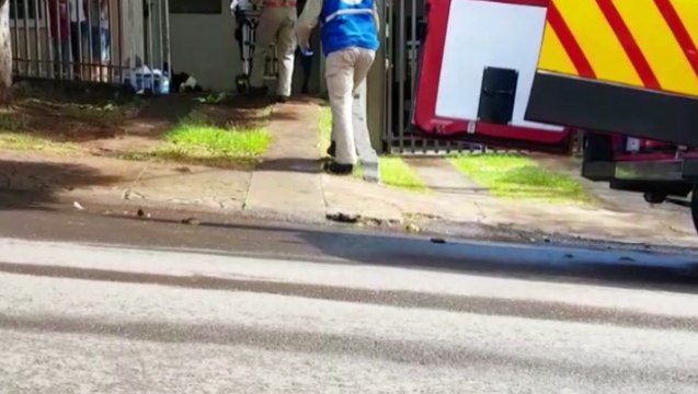 Mulher fica ferida após sofrer queda em calçada molhada no Cancelli