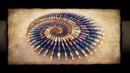 Arte con piedras en la arena de la playa