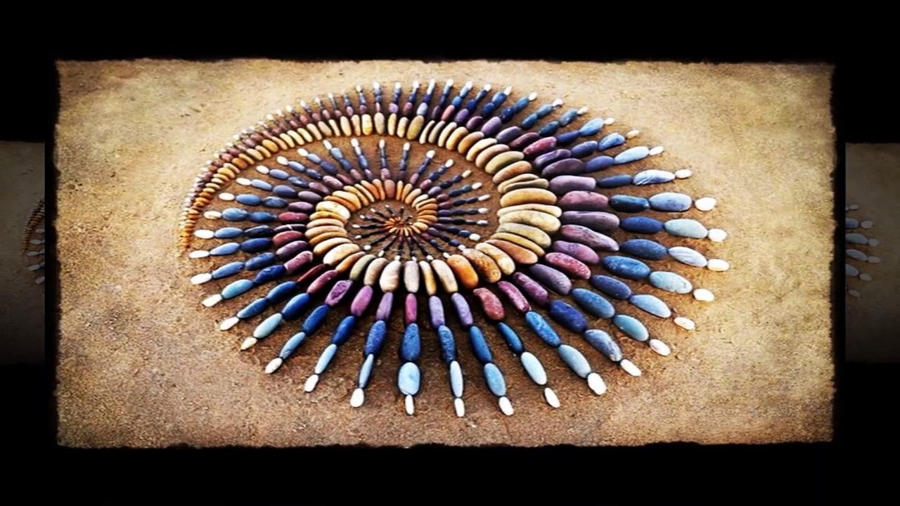 Arte con piedras en la arena de la playa
