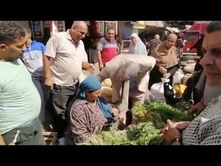 "زعلانة ليه؟".. دموع بائعة خضار توقف جولة سكرتير محافظة المنصورة