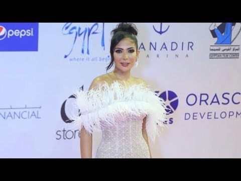 بفستان أبيض شفاف.. منى زكي عروسة مهرجان الجونة السينمائي