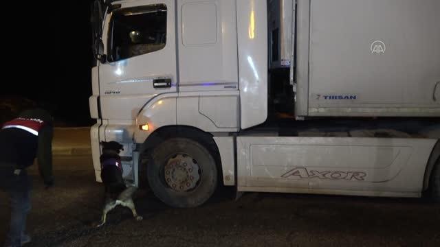 Kaymakam Mehmetbeyoğlu, kontrol noktasındaki güvenlik güçlerinin yeni yılını kutladı