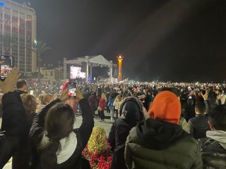 İzmirliler yeni yıla Cumhuriyet Meydanı'nda müzik eşliğinde girdi