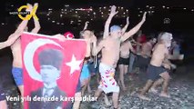 Antalya'da bir grup vatandaş yeni yıla denize girerek 