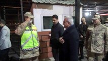Diyarbakır Valisi Karaloğlu, yeni yılın ilk saatlerinde güvenlik güçlerini ziyaret etti