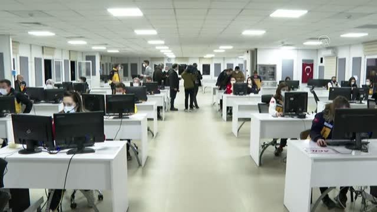 Son dakika haber: Sağlık Bakanı Koca, 112 Ambulans Komuta Kontrol Merkezi'nden telsizle sağlık çalışanlarının yeni yılını kutladı