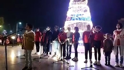 عروض فنية وكورال أطفال بميدان المحطة بمدينة أسوان احتفالا بالكريسماس