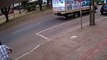 Impressionante: idoso é arremessado em atropelamento na Avenida Brasil; veja